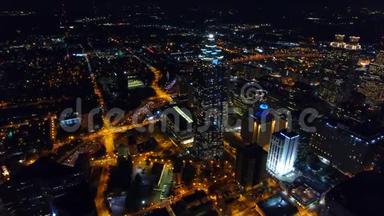 拍摄亚特兰大夜间建筑和高速公路<strong>交通</strong>灯，飞越市中心，<strong>实时</strong>.. 格鲁吉亚